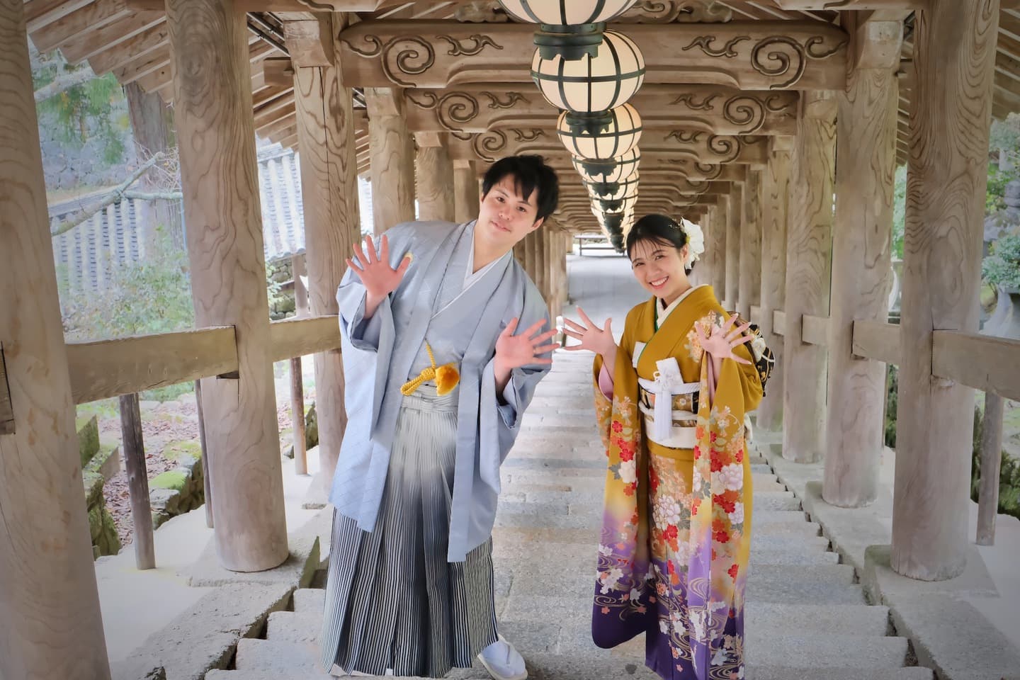 長谷寺で前撮り和装着物フォトウエディングをしている新郎新婦の写真