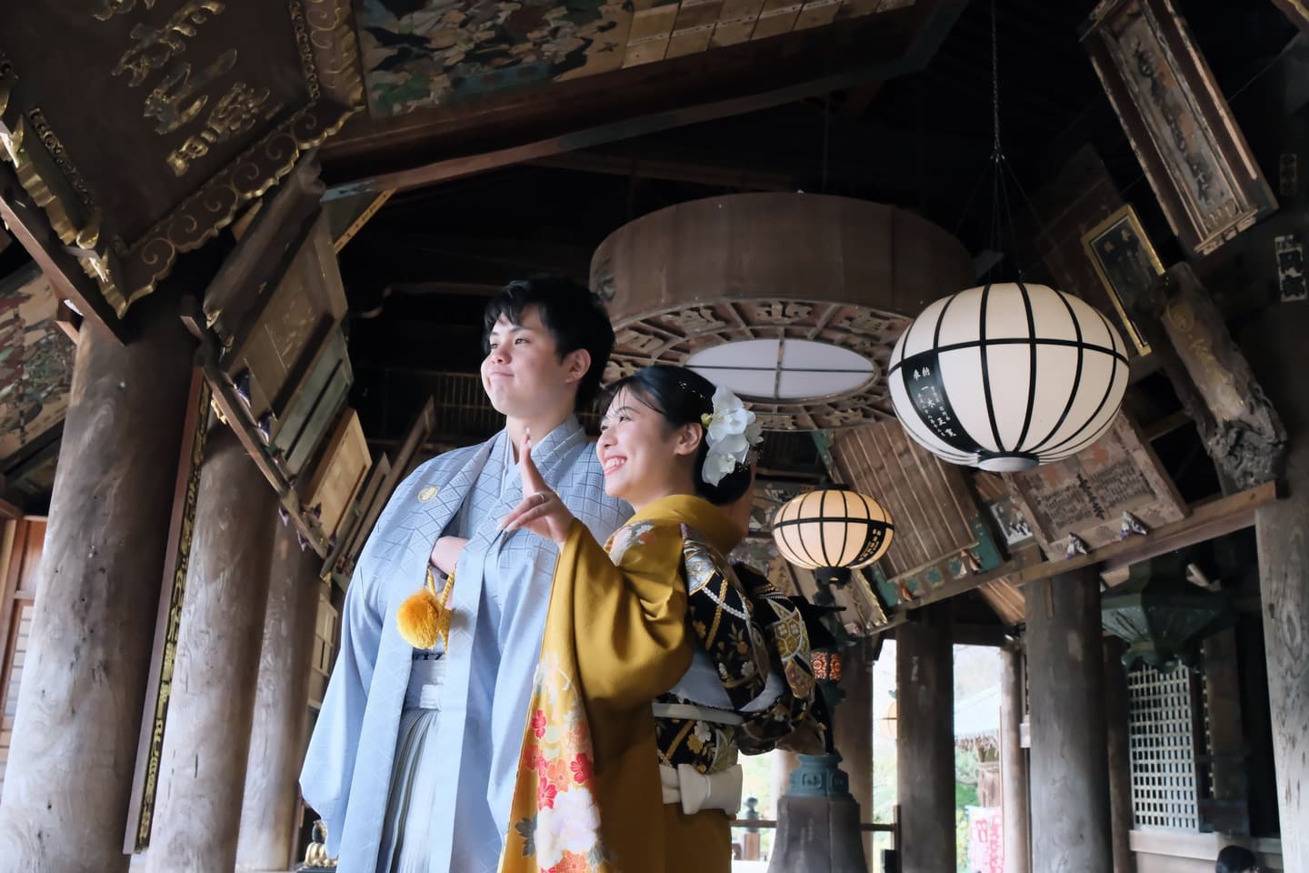 長谷寺で前撮り和装着物フォトウエディングをしている新郎新婦の写真