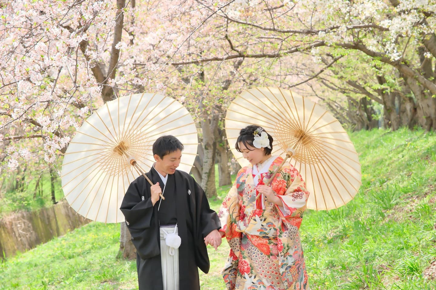 和装着物を着た花嫁様と紋付羽織袴の新郎様の写真
