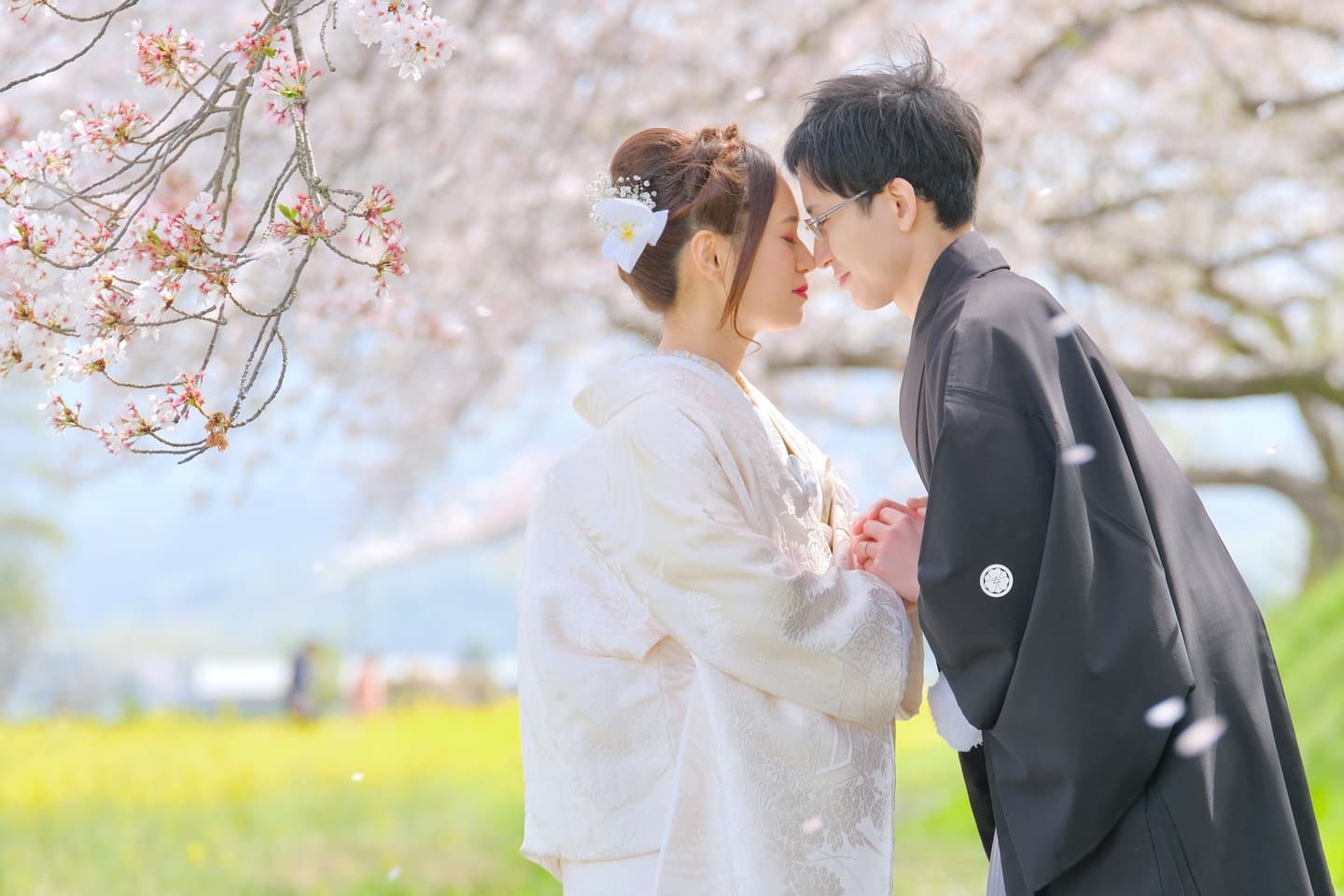 和装着物を着た花嫁様と紋付羽織袴の新郎様の写真