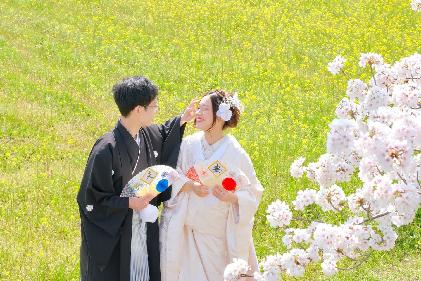 和装着物を着た花嫁様と紋付羽織袴の新郎様の写真