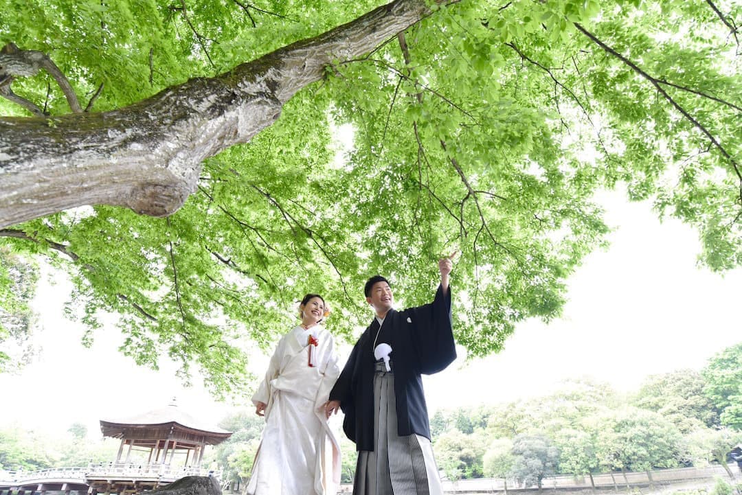 奈良の浮御堂で和装前撮りフォトウェディングをしている新郎新婦