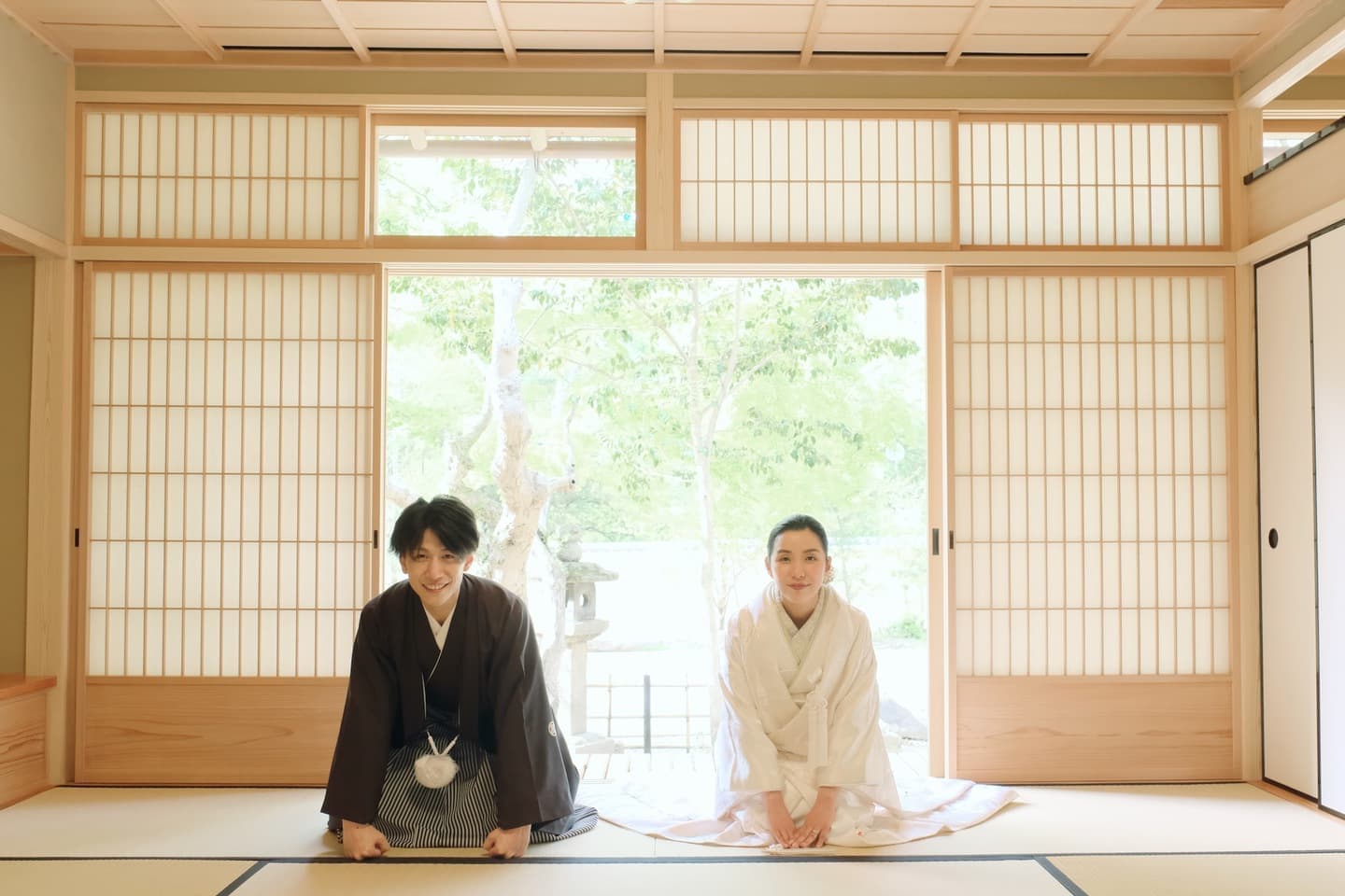 和室や日本庭園と茶室での前撮りをしている新郎新婦の写真