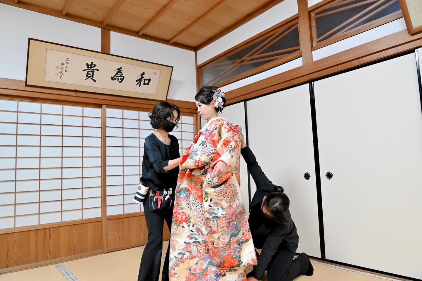 奈良の神社でのフォトウエディングの準備をしている花嫁様