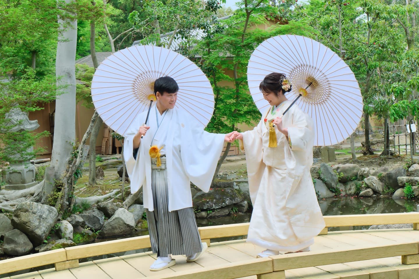 和室や日本庭園と茶室での前撮りをしている新郎新婦の写真