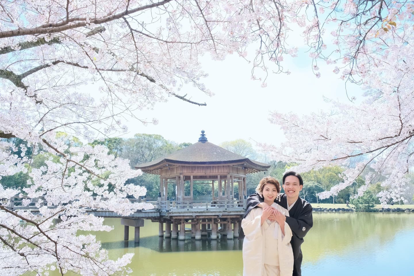 和装着物を着た花嫁様と紋付羽織袴の新郎様の写真