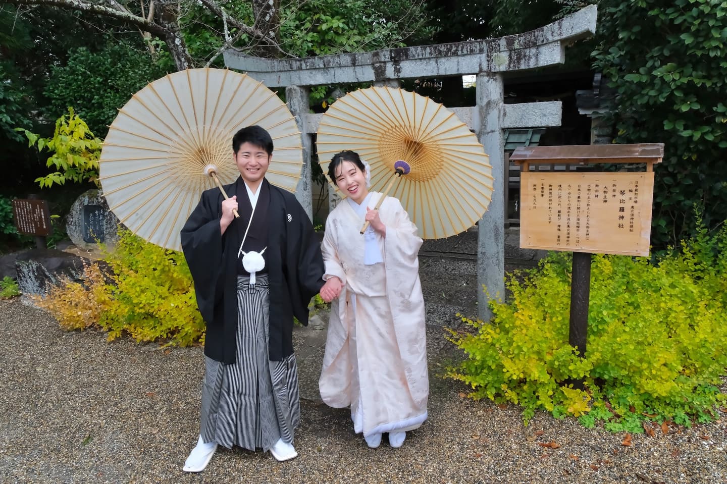 奈良の神社で和装のフォトウエディング。