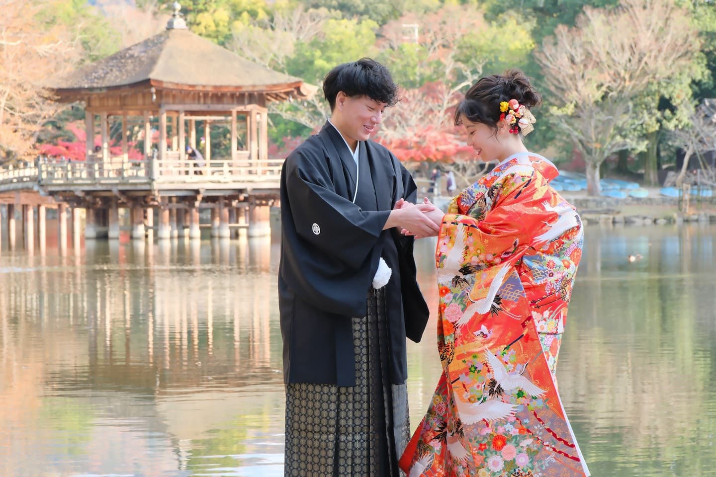 奈良の浮御堂で和装前撮りフォトウェディングをしている新郎新婦