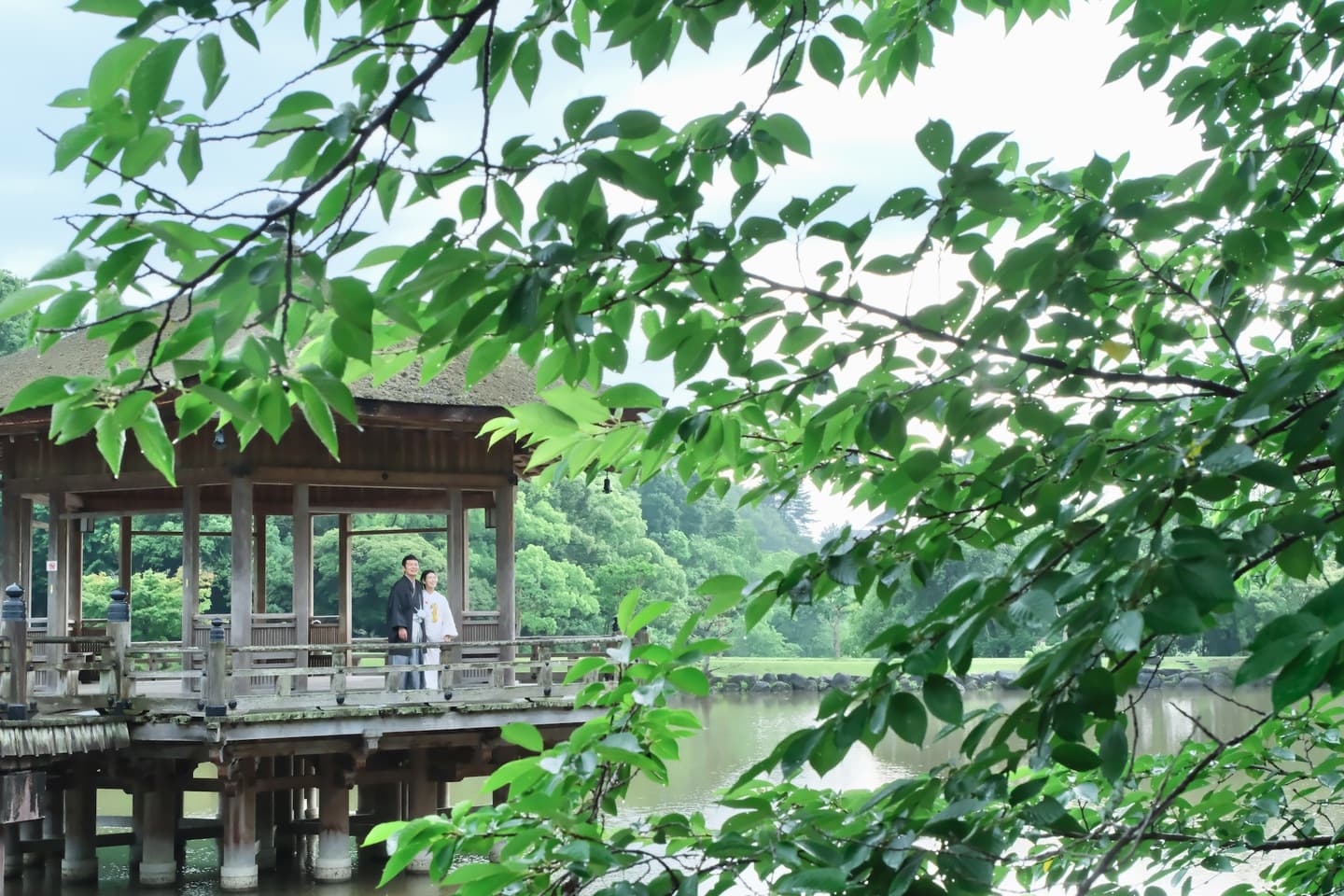 奈良の浮御堂で和装前撮りフォトウェディングをしている新郎新婦