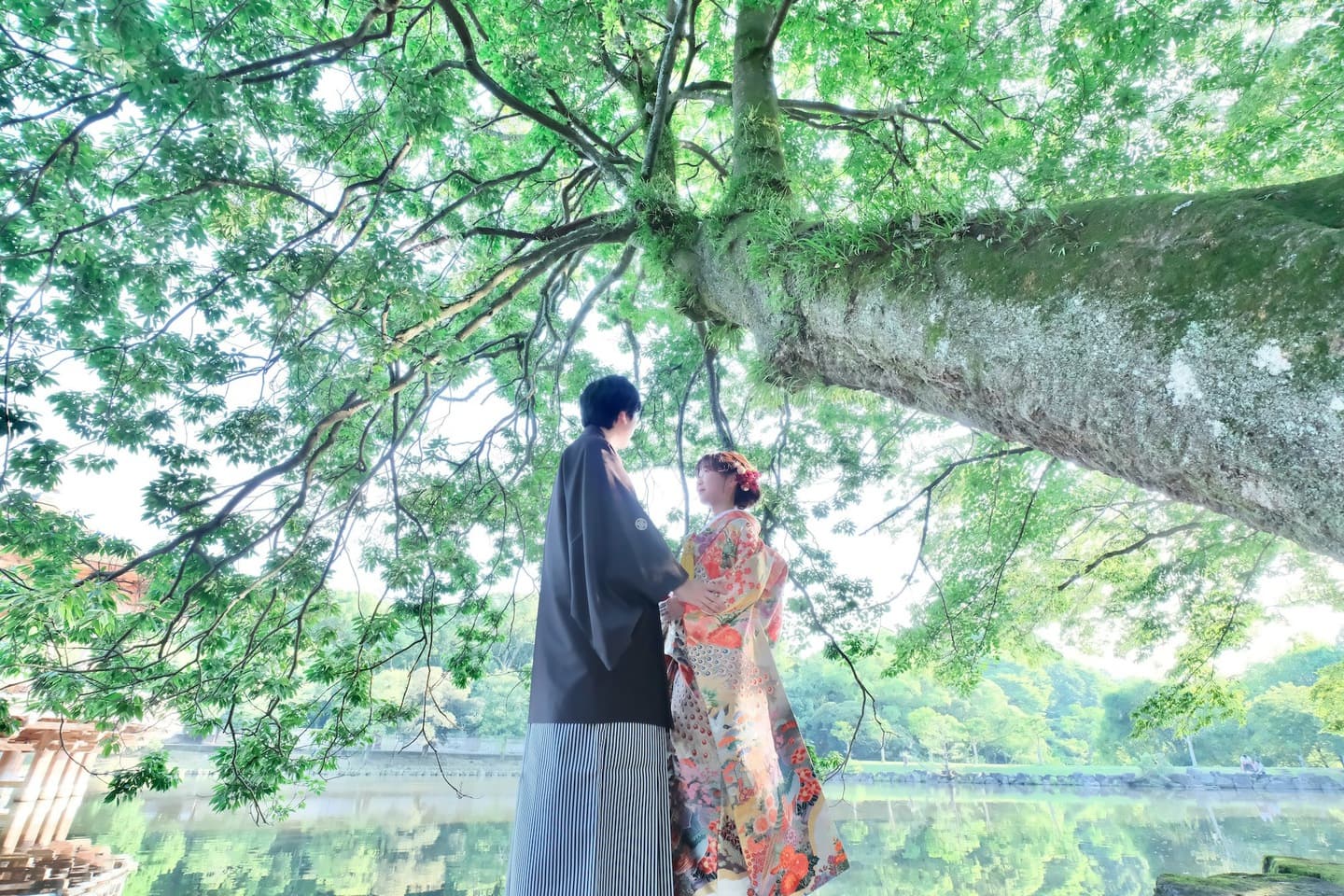 奈良の浮御堂で和装前撮りフォトウェディングをしている新郎新婦