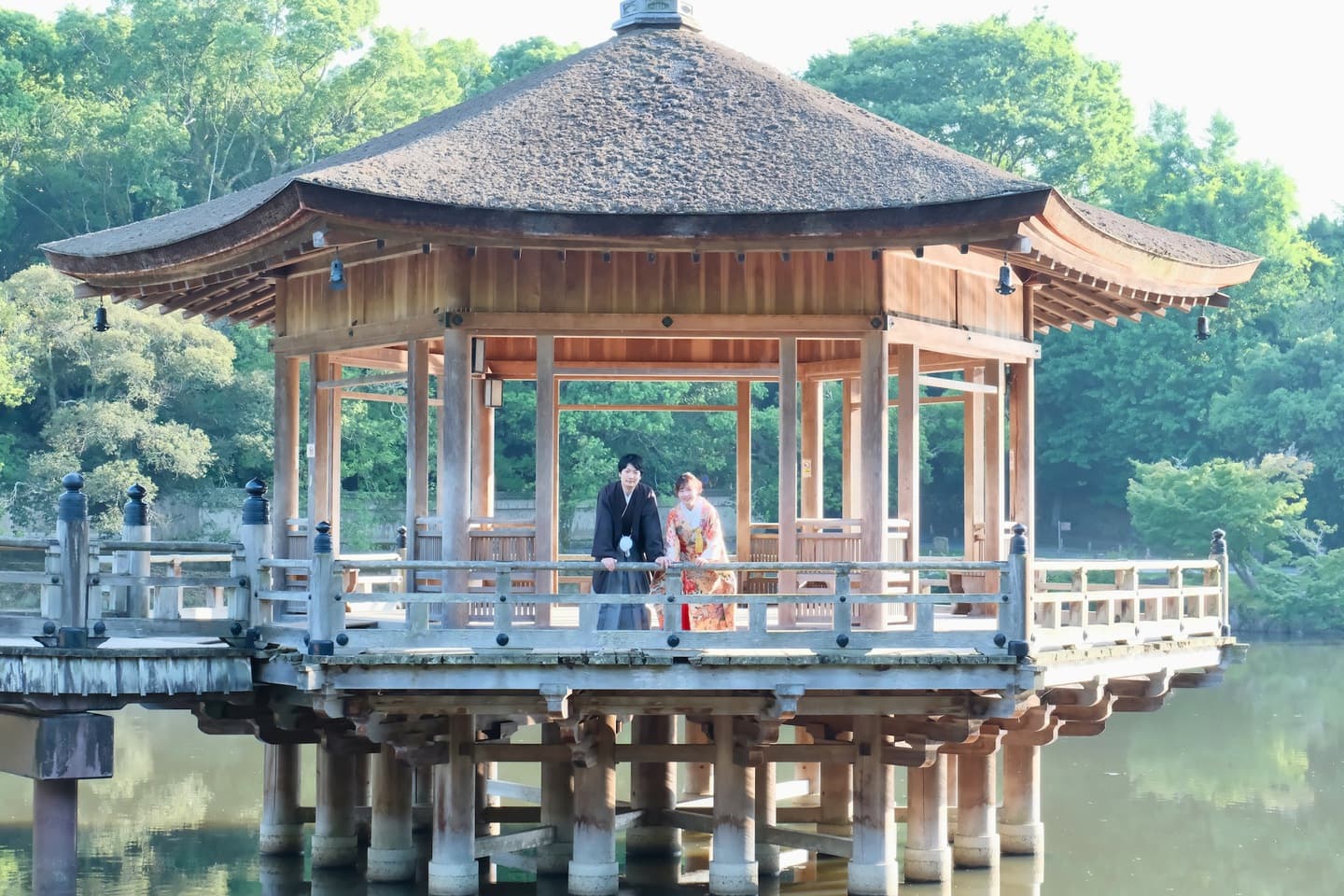 奈良の浮御堂で和装前撮りフォトウェディングをしている新郎新婦