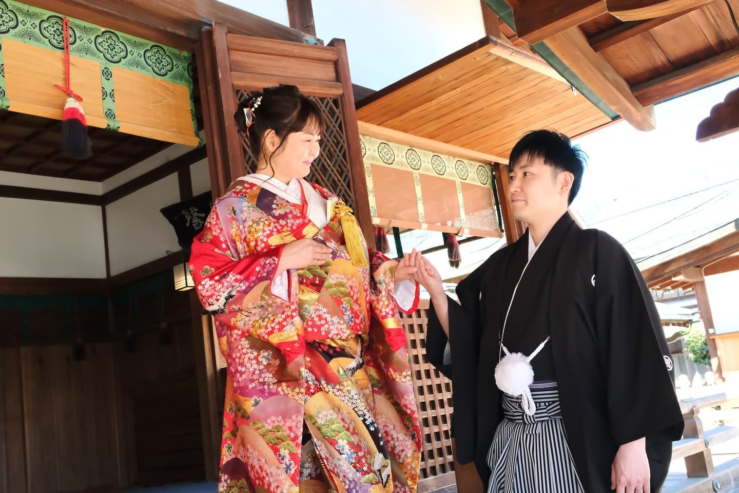 奈良の神社で和装前撮りフォトウェディングをしている新郎新婦