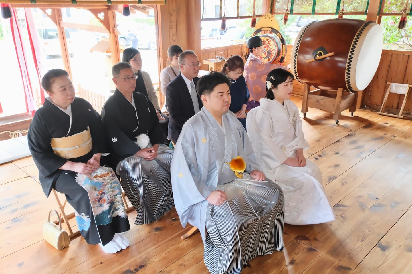 奈良の神社で和装前撮りフォトウェディングをしている新郎新婦