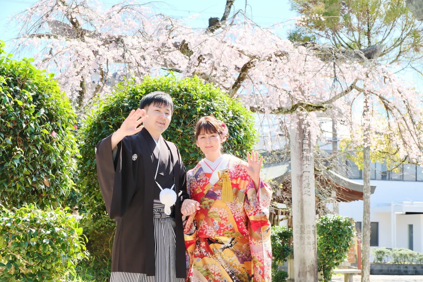 奈良の神社で和装前撮りフォトウェディングをしている新郎新婦