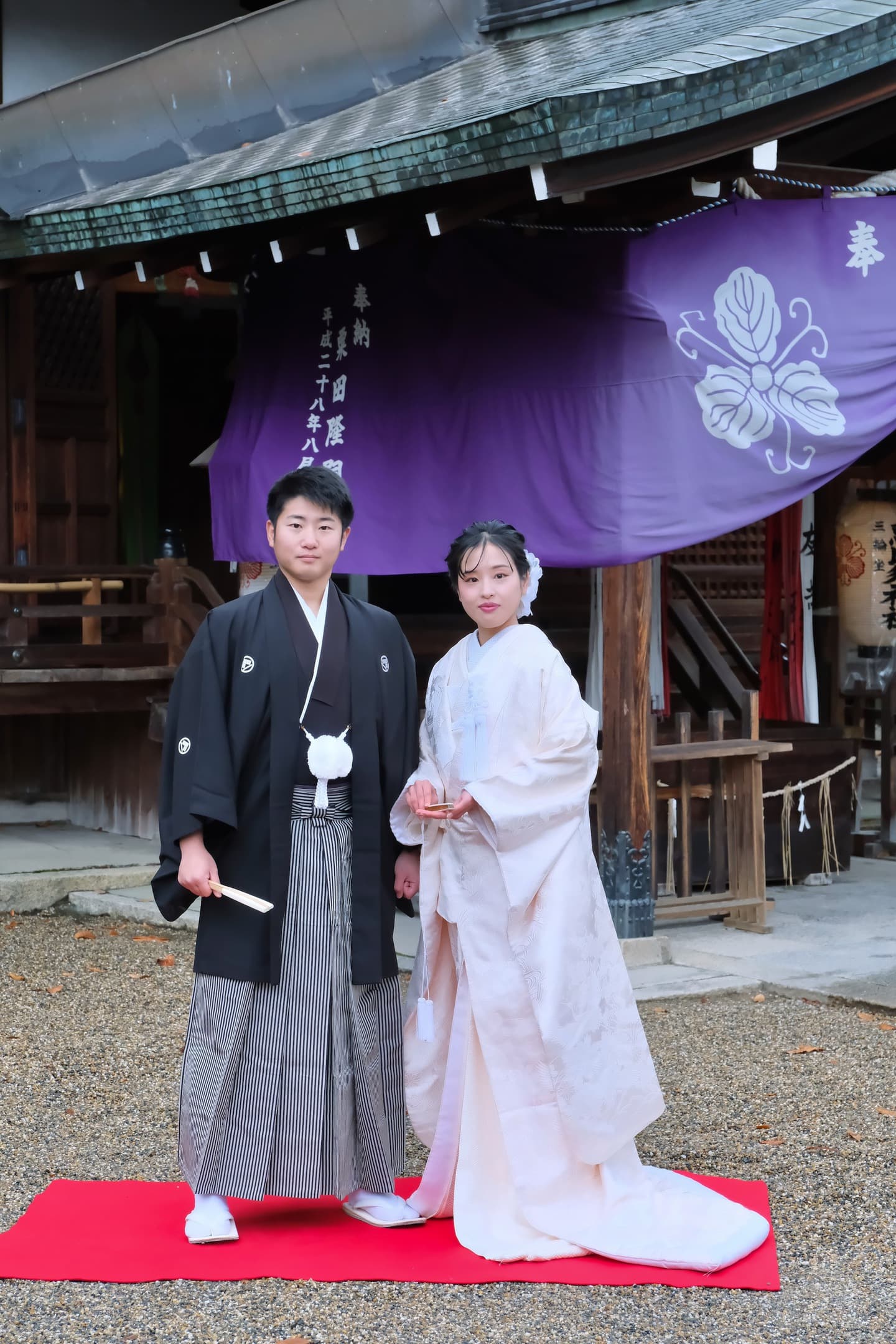 奈良の神社で和装前撮りフォトウェディングをしている新郎新婦