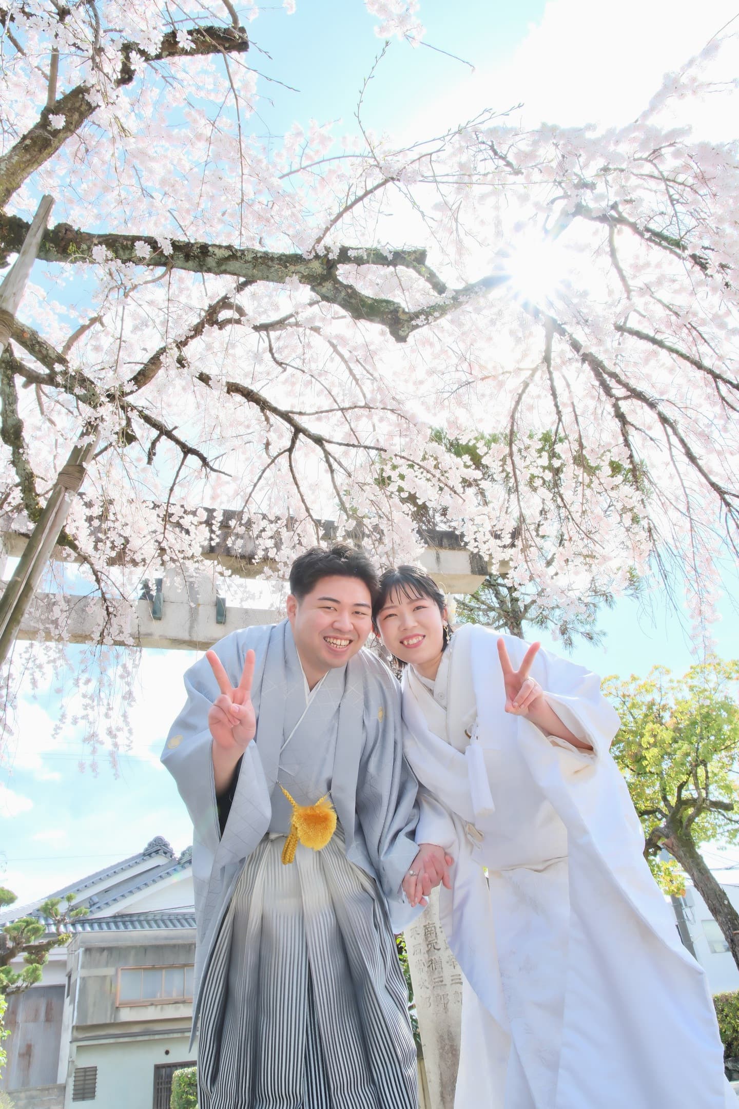 奈良の神社で和装前撮りフォトウェディングをしている新郎新婦