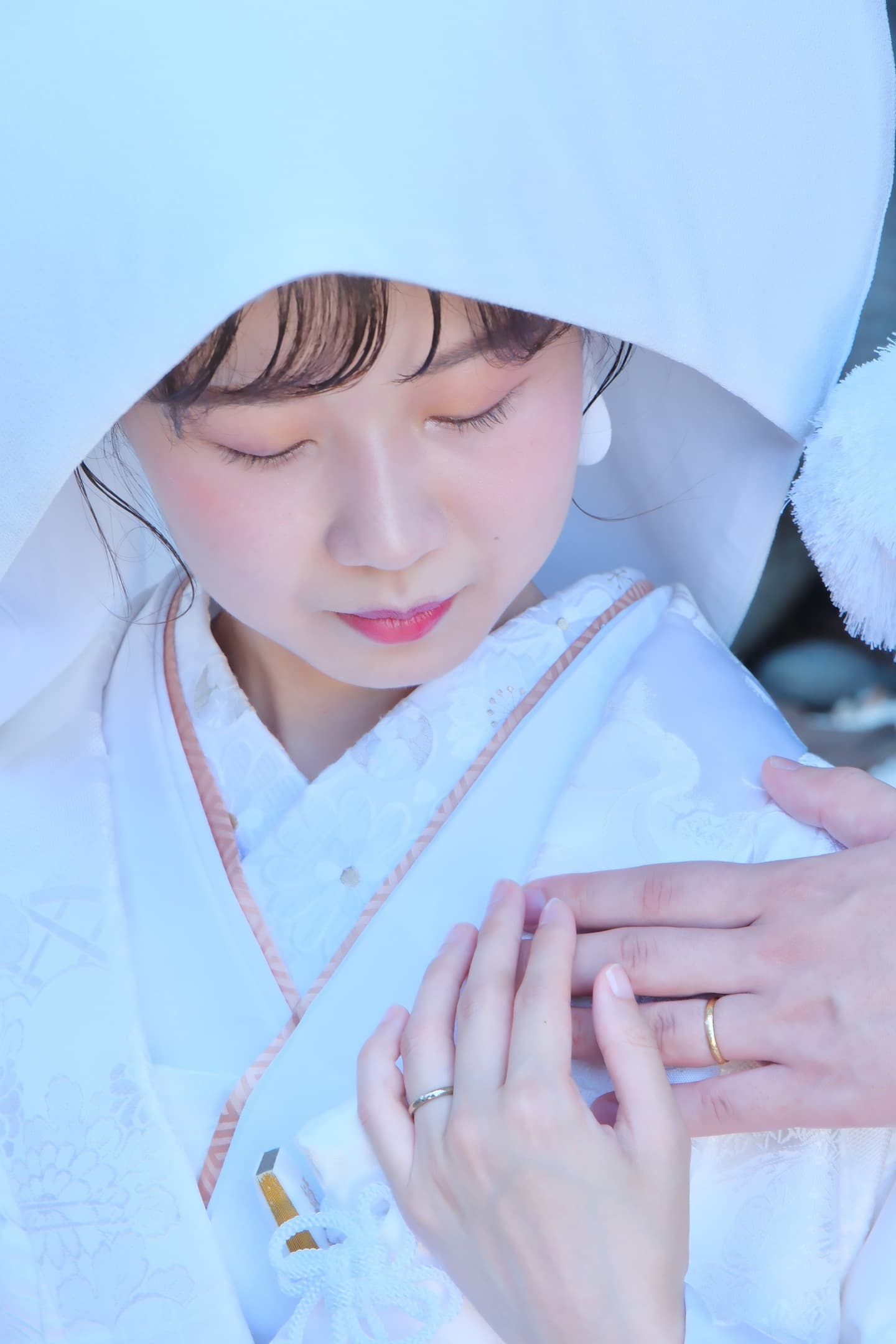 奈良の神社で和装前撮りフォトウェディングをしている新郎新婦