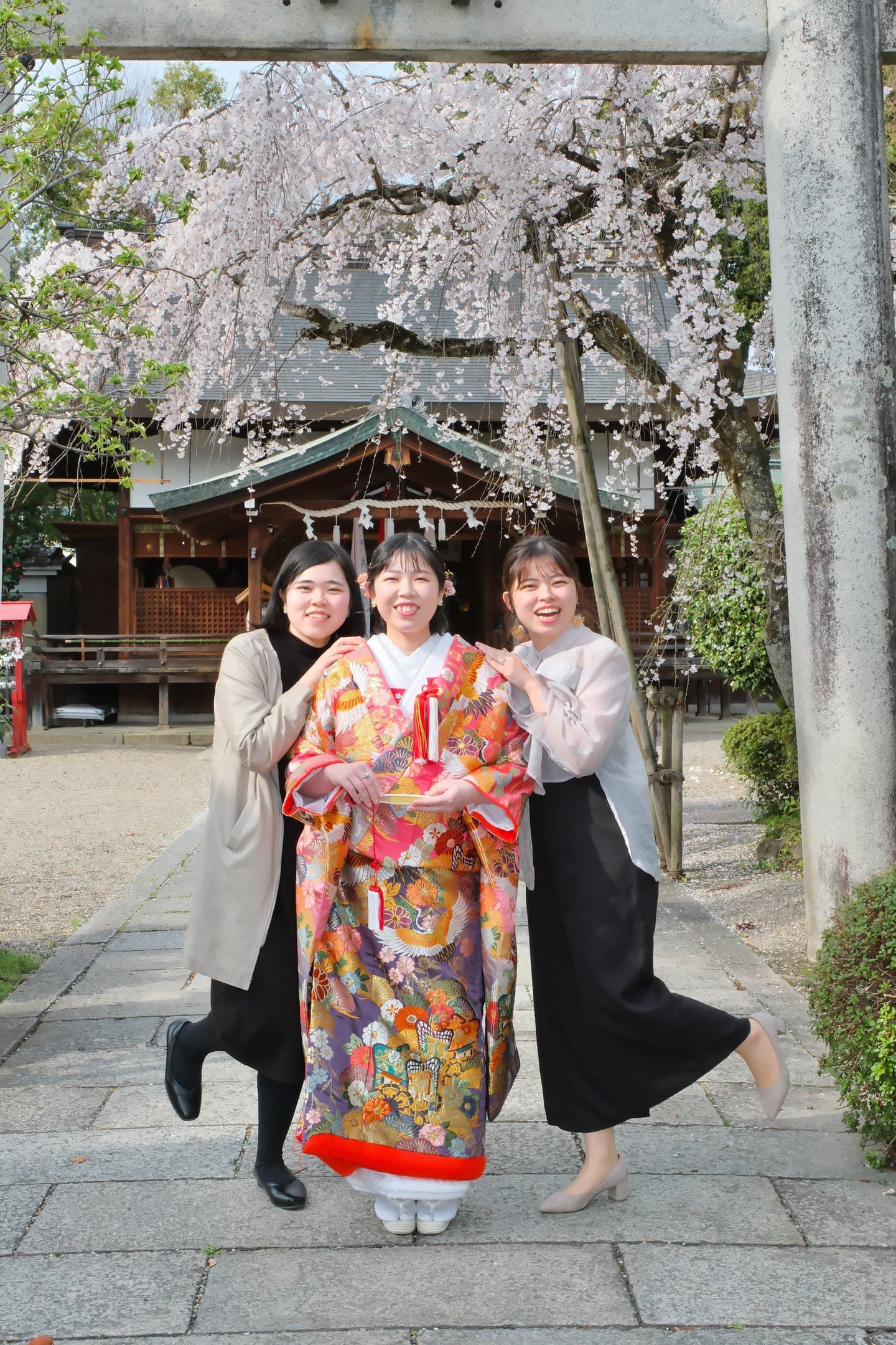 奈良の神社で和装前撮りフォトウェディングをしている新郎新婦