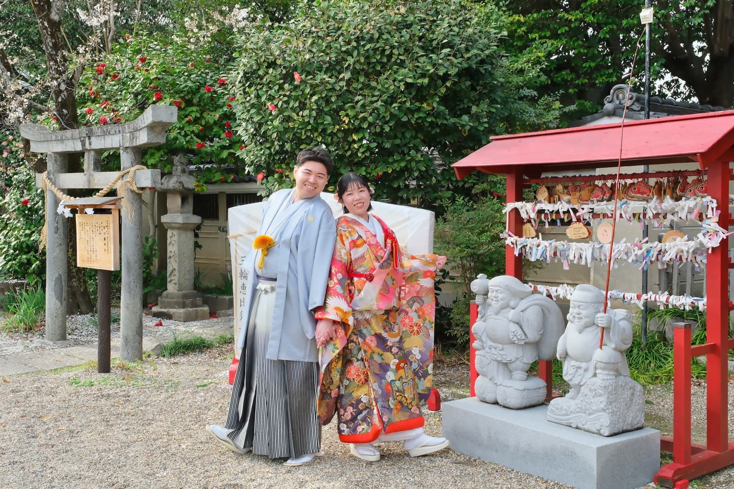 奈良の神社で和装前撮りフォトウェディングをしている新郎新婦