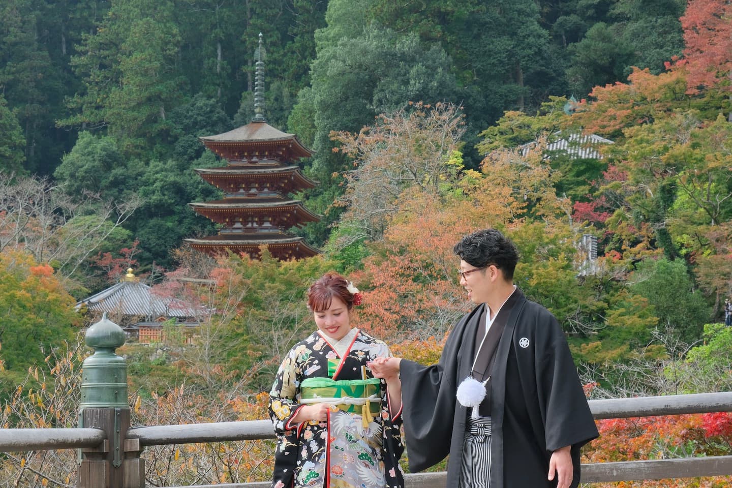 長谷寺で前撮り和装着物フォトウエディングをしている新郎新婦の写真