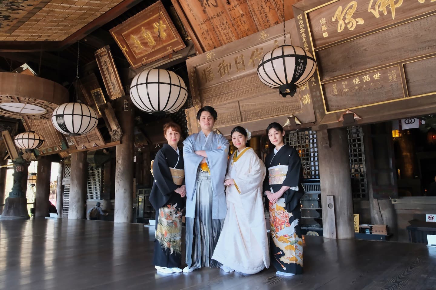 長谷寺で前撮り和装着物フォトウエディングをしている新郎新婦の写真