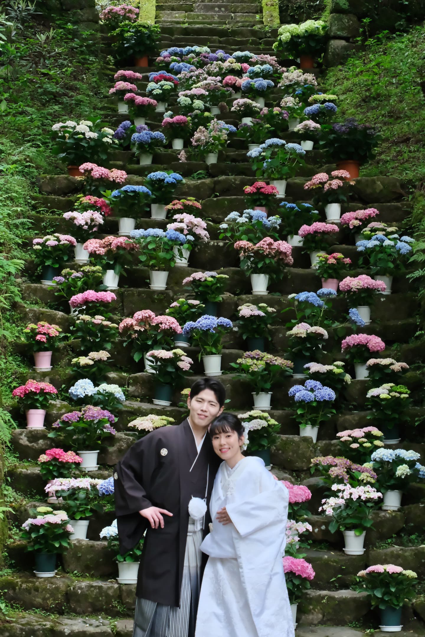 奈良の室生寺の紫陽花の前で前撮り和装着物フォトウエディングをしている新郎新婦の写真