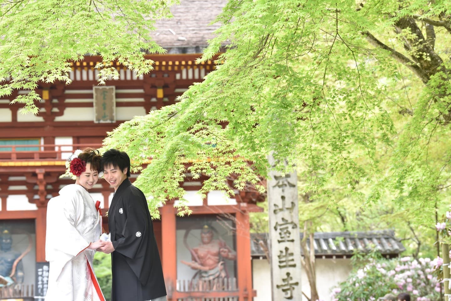 奈良の室生寺で前撮り和装着物フォトウエディングをしている新郎新婦の写真