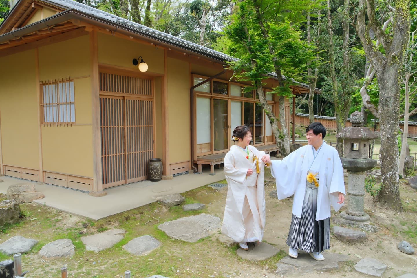 和室や日本庭園と茶室での前撮りをしている新郎新婦の写真
