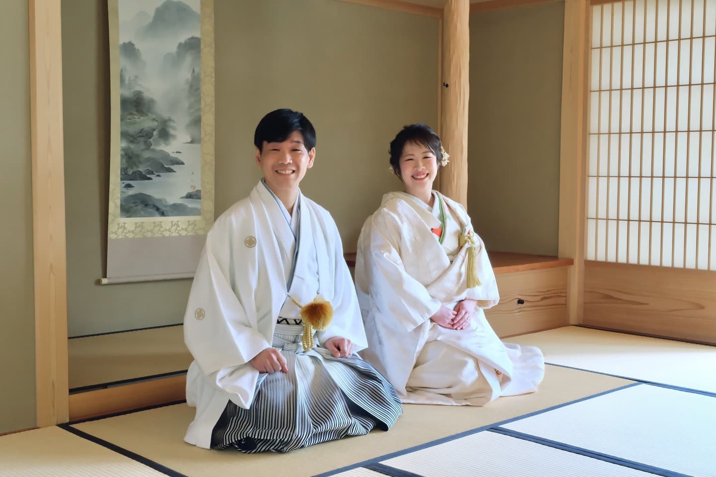 和室や日本庭園と茶室での前撮りをしている新郎新婦の写真