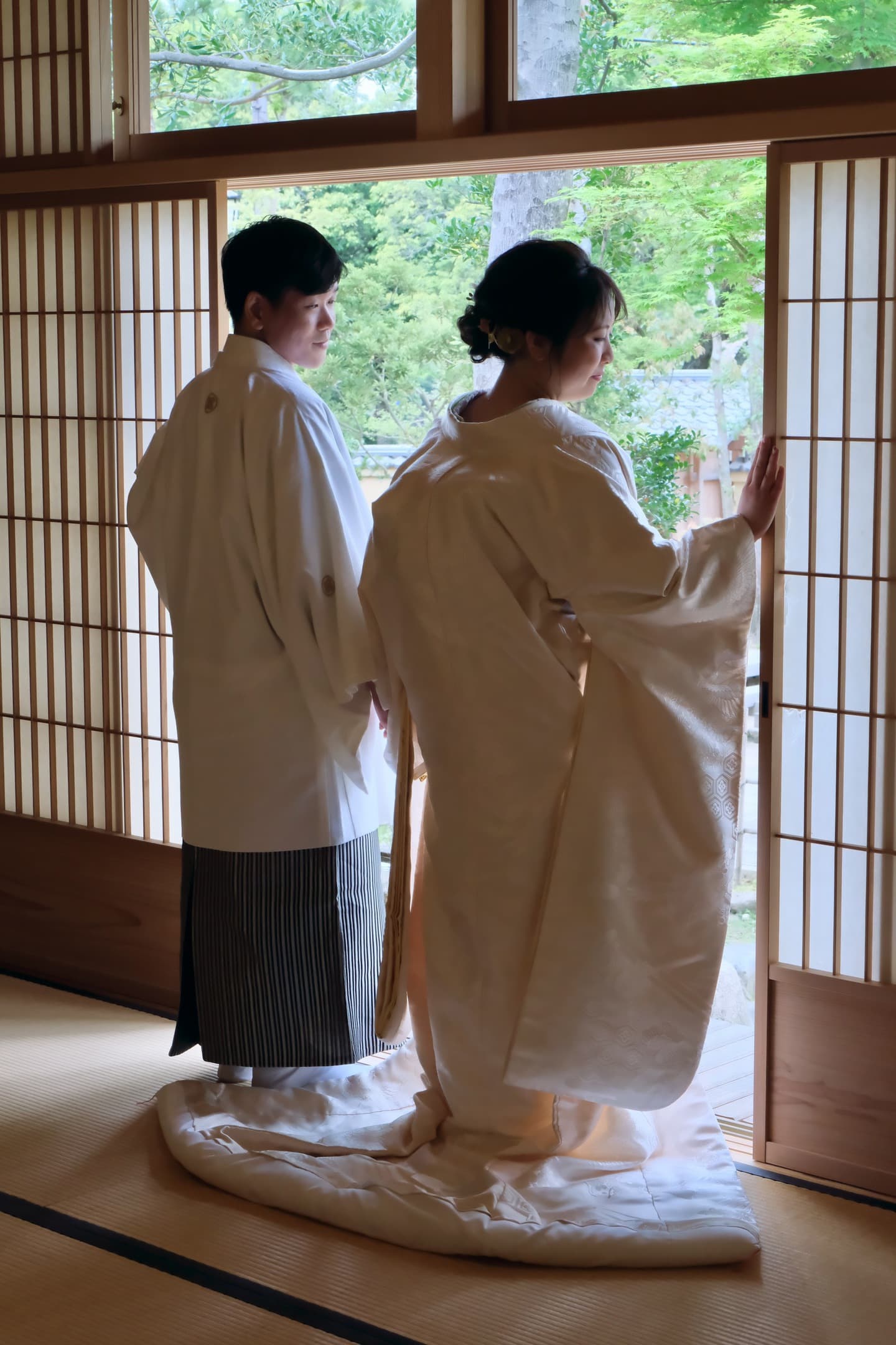 和室や日本庭園と茶室での前撮りをしている新郎新婦の写真