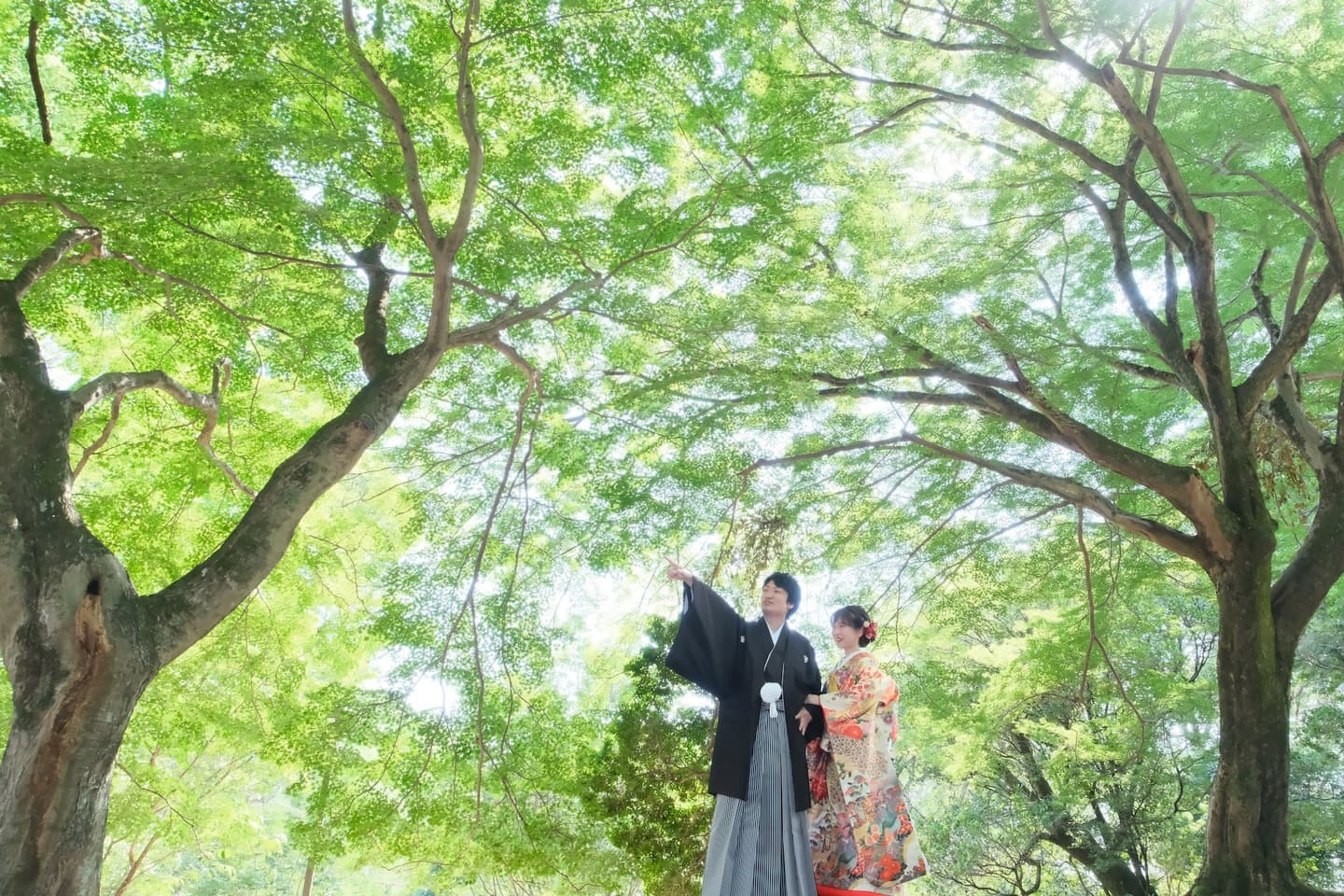 和室や日本庭園と茶室での前撮りをしている新郎新婦の写真