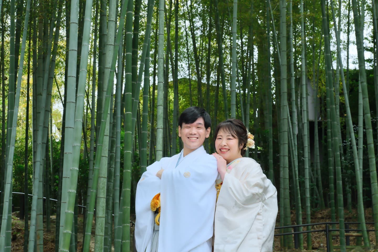 和室や日本庭園と茶室での前撮りをしている新郎新婦の写真