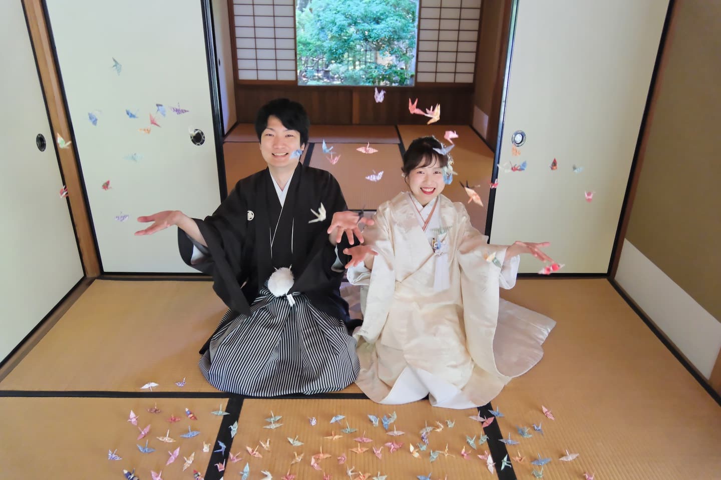 和室や日本庭園と茶室での前撮りをしている新郎新婦の写真