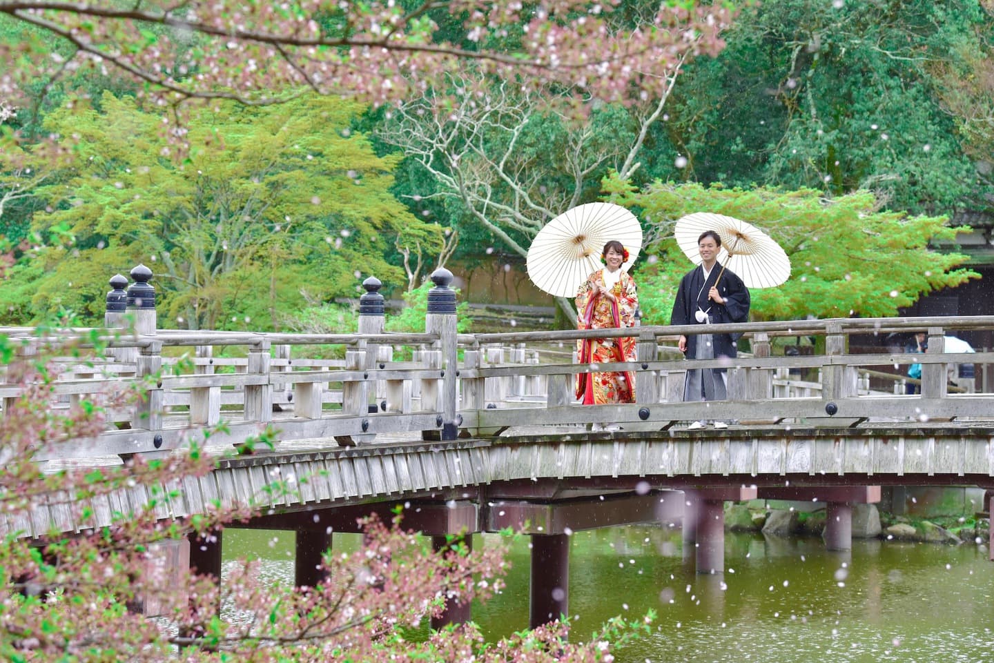 和装着物を着た花嫁様と紋付羽織袴の新郎様の写真