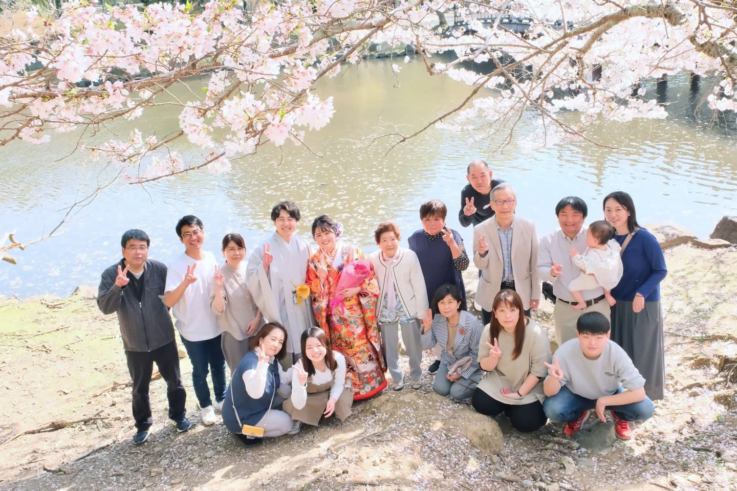 和装着物を着た花嫁様と紋付羽織袴の新郎様の写真