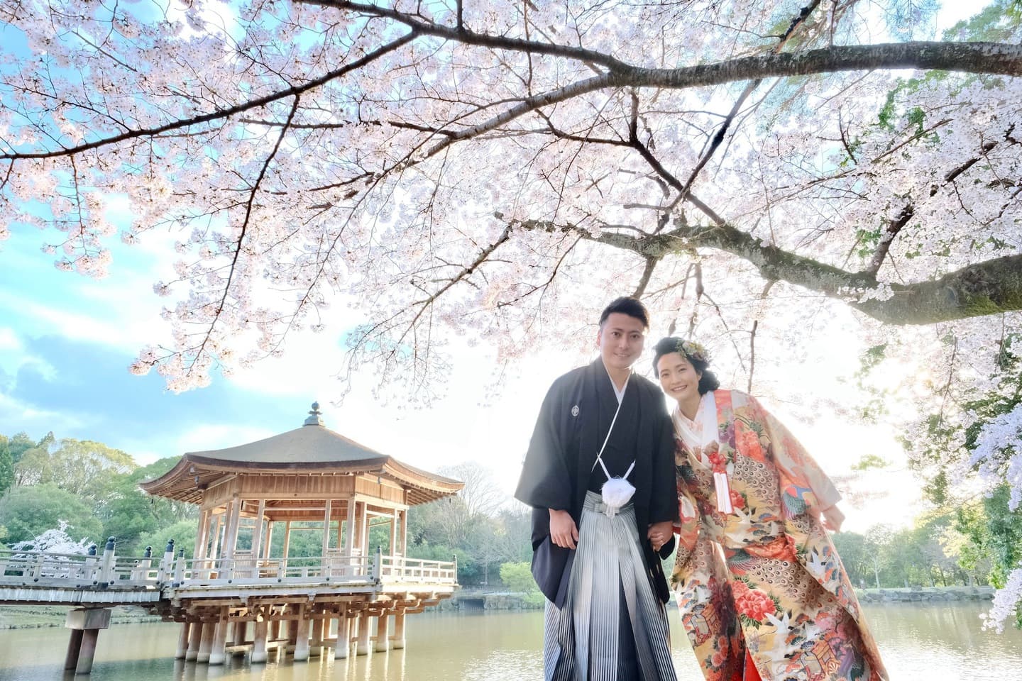 和装着物を着た花嫁様と紋付羽織袴の新郎様の写真