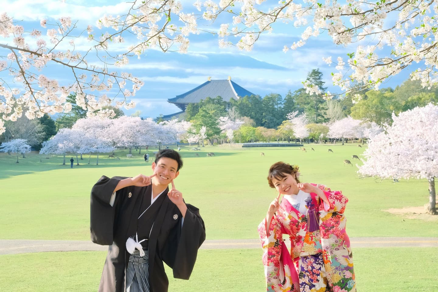 和装着物を着た花嫁様と紋付羽織袴の新郎様の写真