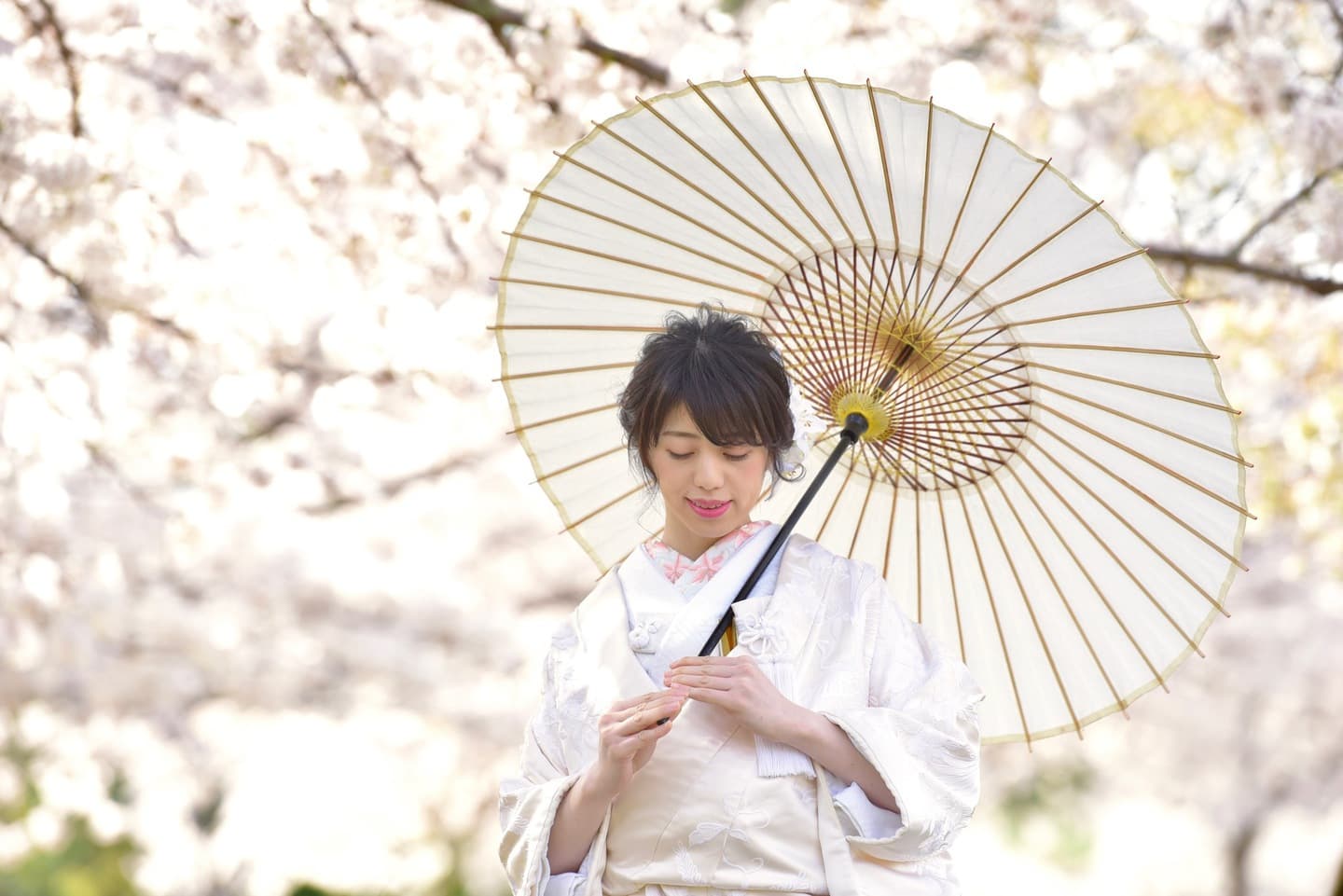 和装着物を着た花嫁様と紋付羽織袴の新郎様の写真