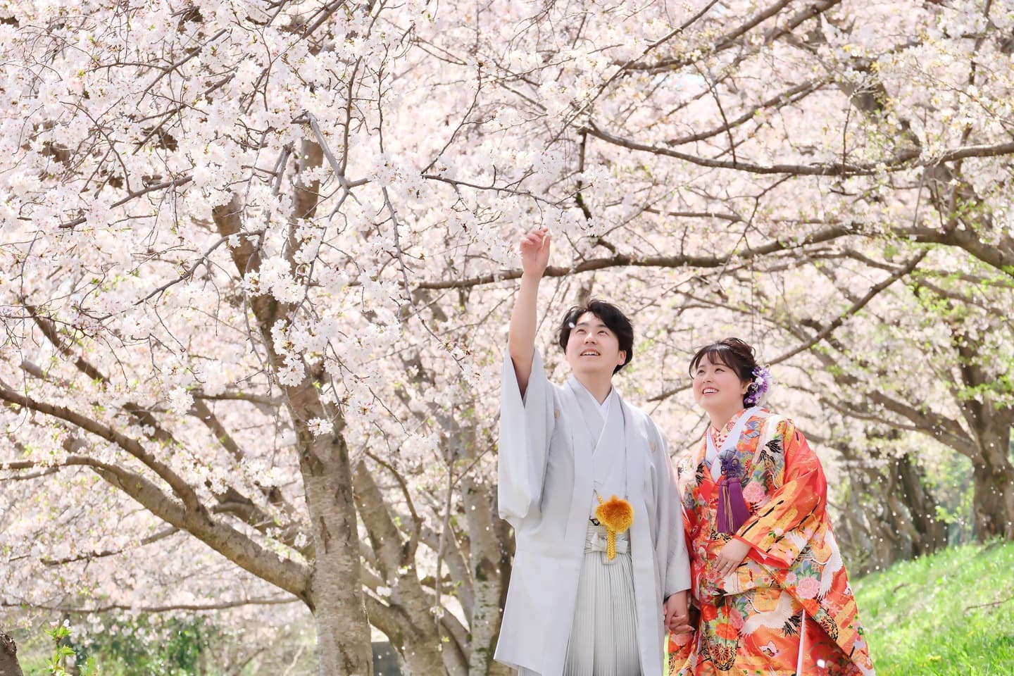 和装着物を着た花嫁様と紋付羽織袴の新郎様の写真