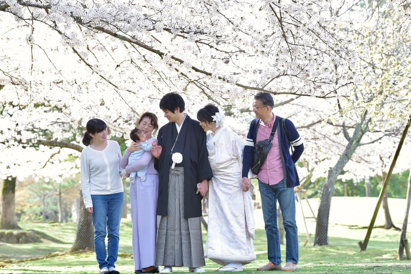 和装着物を着た花嫁様と紋付羽織袴の新郎様の写真