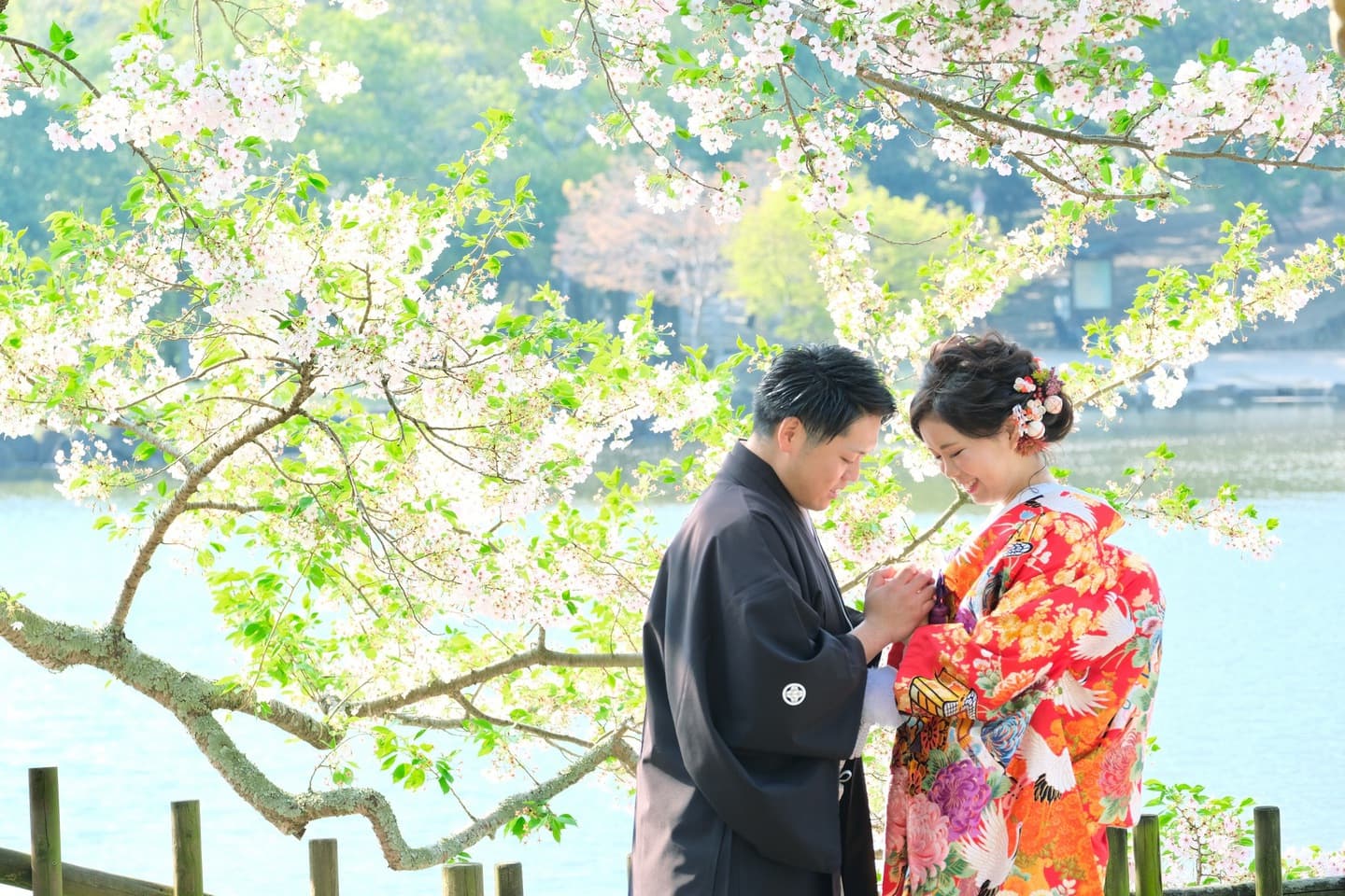 和装着物を着た花嫁様と紋付羽織袴の新郎様の写真