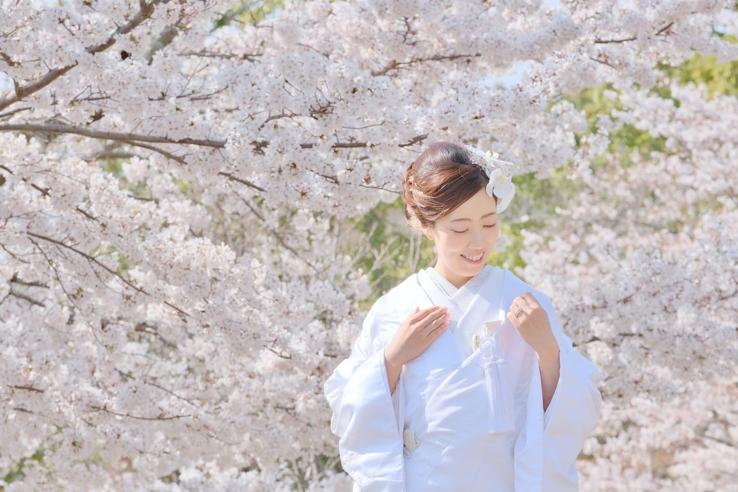 和装着物を着た花嫁様と紋付羽織袴の新郎様の写真