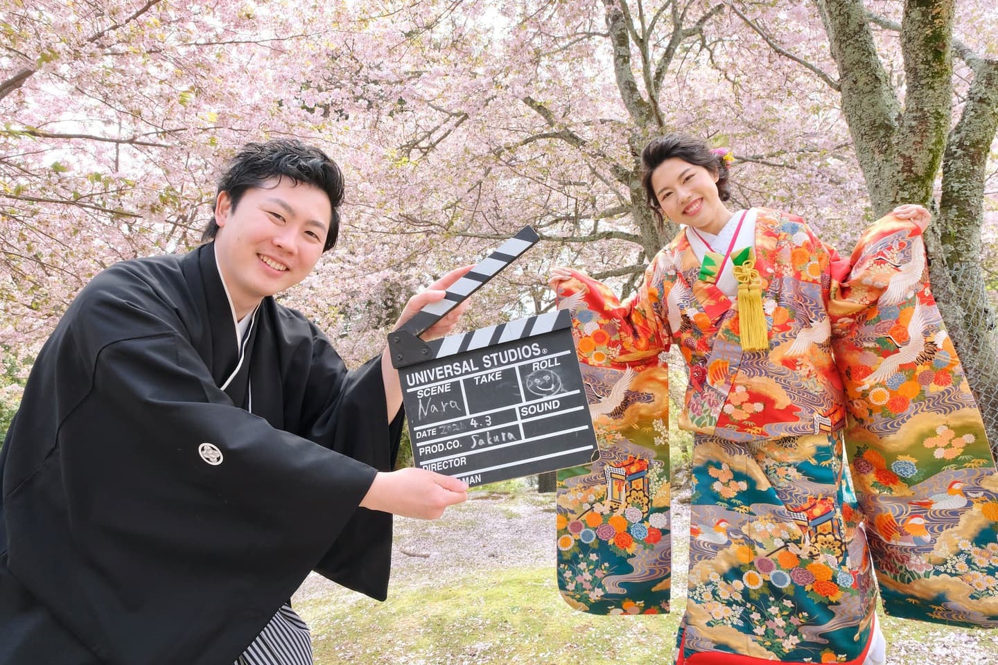 和装着物を着た花嫁様と紋付羽織袴の新郎様の写真