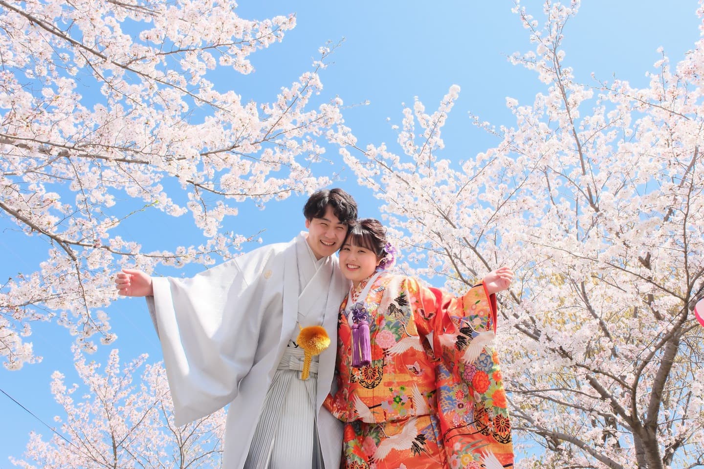 和装着物を着た花嫁様と紋付羽織袴の新郎様の写真