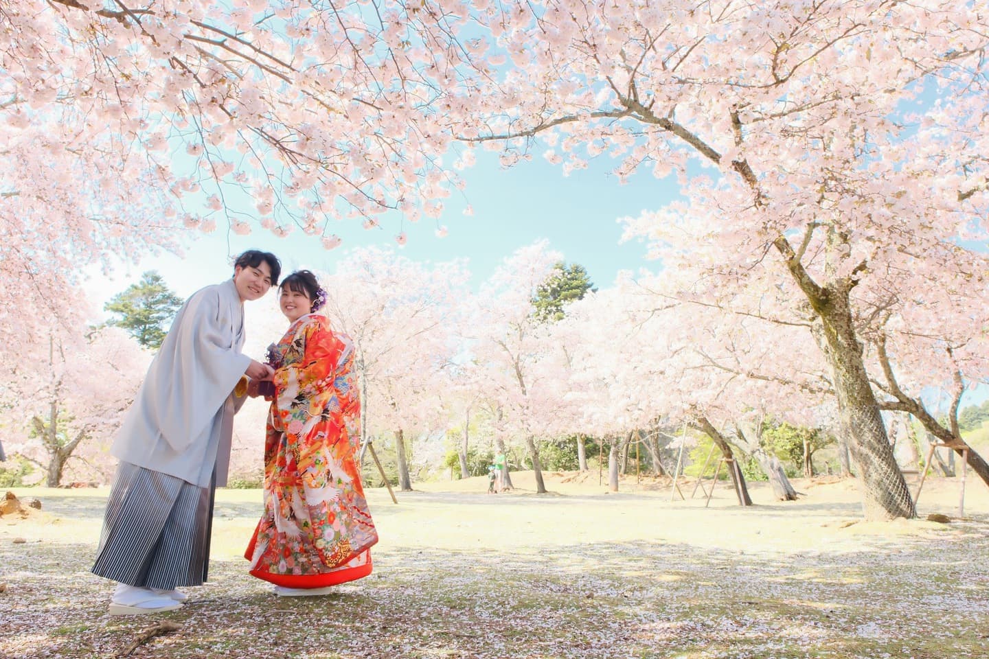和装着物を着た花嫁様と紋付羽織袴の新郎様の写真