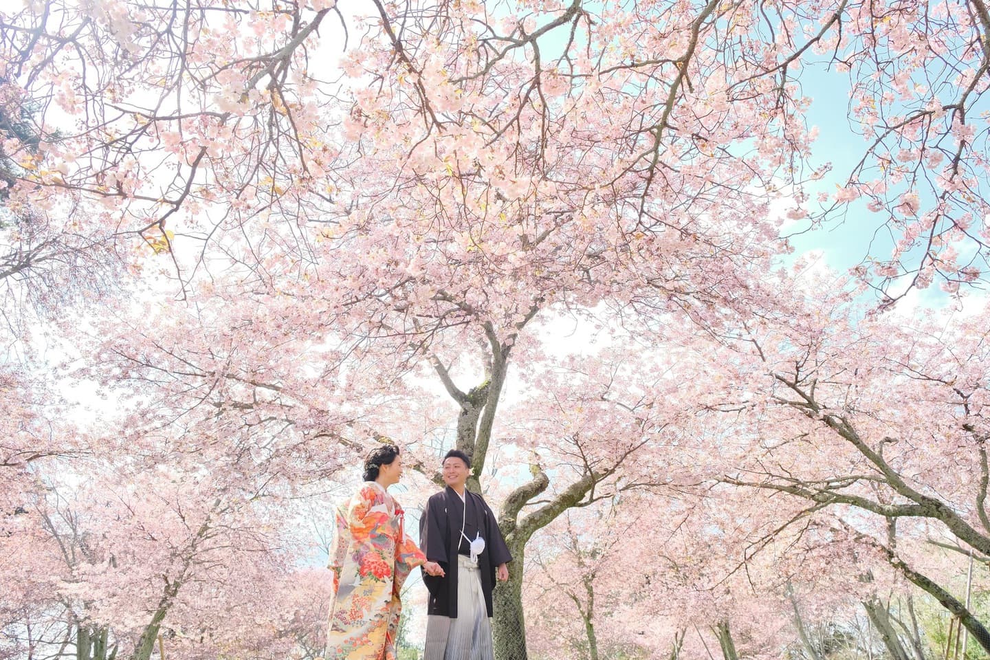 和装着物を着た花嫁様と紋付羽織袴の新郎様の写真