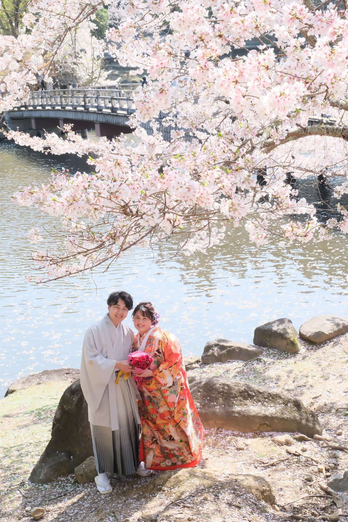 和装着物を着た花嫁様と紋付羽織袴の新郎様の写真