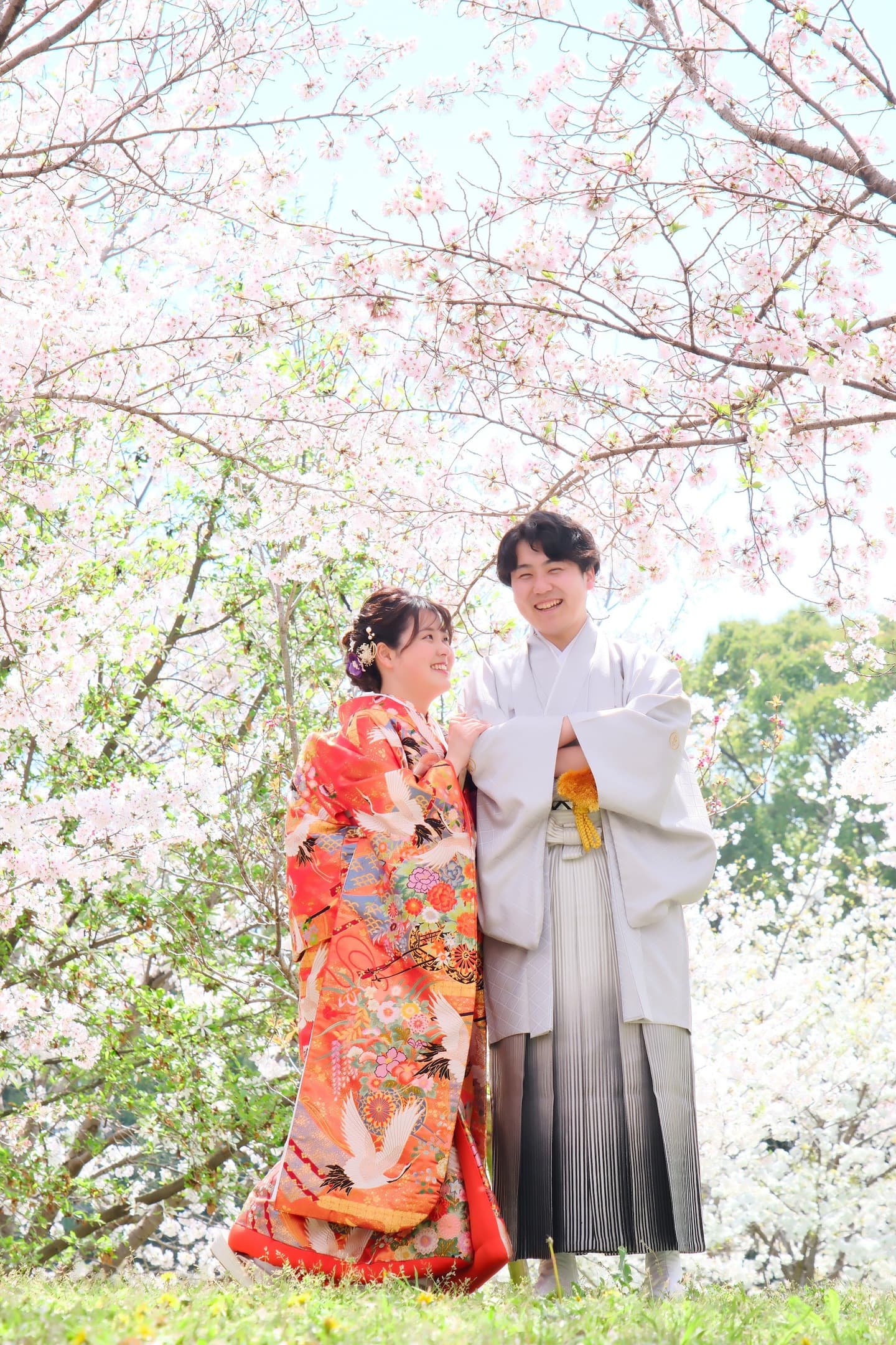和装着物を着た花嫁様と紋付羽織袴の新郎様の写真