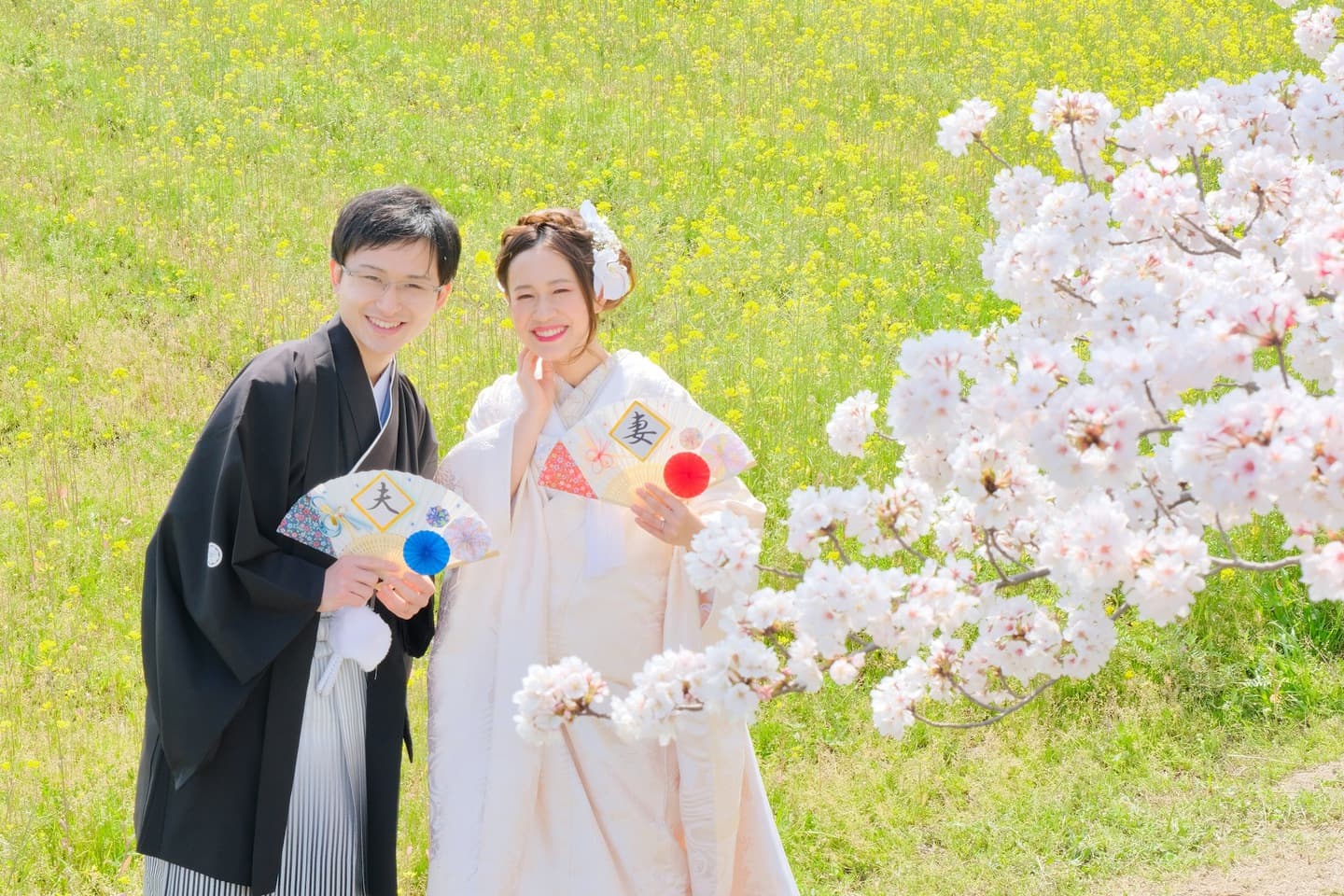 和装着物を着た花嫁様と紋付羽織袴の新郎様の写真