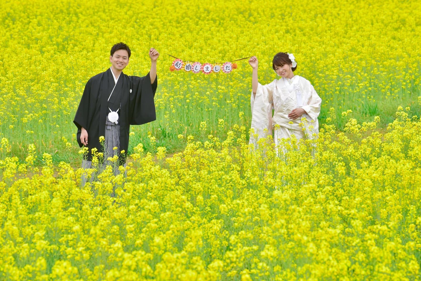 和装着物を着た花嫁様と紋付羽織袴の新郎様の写真